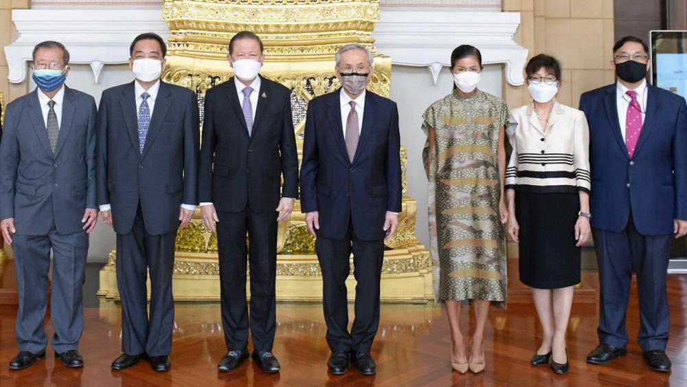 ช่วยเมียนมา สนั่น อังอุบลกุล ประธานกรรมการหอการค้าไทย มอบอุปกรณ์ทางการแพทย์และเครื่องอุปโภคบริโภคให้ ดอน ปรมัตถ์วินัย รมว.ต่างประเทศ เพื่อนำไปมอบให้สภากาชาดเมียนมา โดยมี กอบกาญจน์ วัฒนวรางกูร มาร่วมมอบด้วย ที่กระทรวงการต่างประเทศ วันก่อน.