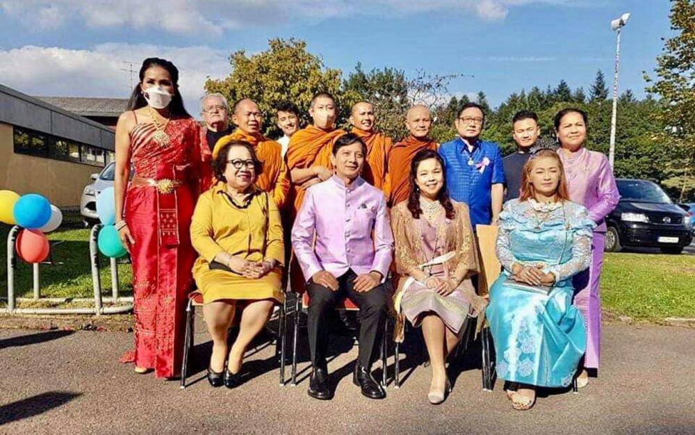 พบคนไทย สุวพงศ์ ศิริสรณ์ กสญ. ณ นครแฟรงก์เฟิร์ต เยอรมนี ไปพบปะชาวไทยในรัฐชาร์ลันด์ เยอรมนี โดยมี โจ–กิ่งเพชร บุญยงค์ พิธีกรจาก Kiel TV นก–สมปอง เย็นเซ่น และ อุไรวรรณ เจนภาษา ร่วมต้อนรับ.