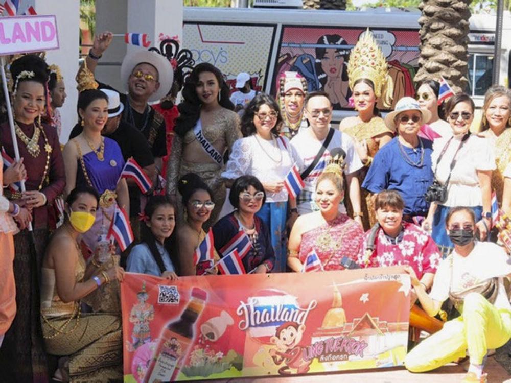 พลังไทย นิธิมา ศิริโภคากิจ ผอ.สนง.ส่งเสริมการค้าไทยในต่างประเทศ ณ เมืองไมอามี รัฐฟลอริดา สหรัฐฯ ถ่ายภาพกับตัวแทนชุมชนไทยที่ร่วมจัดพาเหรดธีม “งานวัด” เข้าร่วมงาน “Miami Beach Pride 2021” ประทับใจผู้ชม.