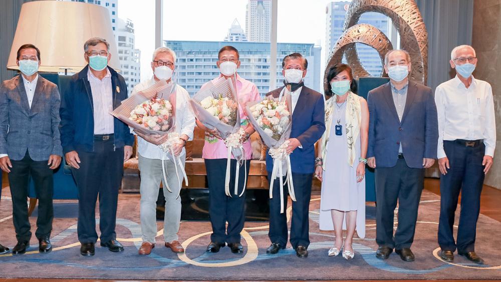 เบิร์ธเดย์ สุพัตรา จิราธิวัฒน์, ประเสริฐ วรปัญญา, โอฬาร อุยะบูล และ ณรงค์ กลั่นวารินทร์ พร้อมเพื่อน Wวปอ.49 มอบช่อดอกไม้อวยพรวันเกิดให้ ศ.ดร.กิตติพงษ์ กิตยารักษ์, พล.ต.ท.วรศักดิ์ นพสิทธิพร และ สมศักดิ์ โชติรัตนะศิริ ที่ รร.เซ็นทาราแกรนด์ เซ็นทรัลเวิลด์ วันก่อน.