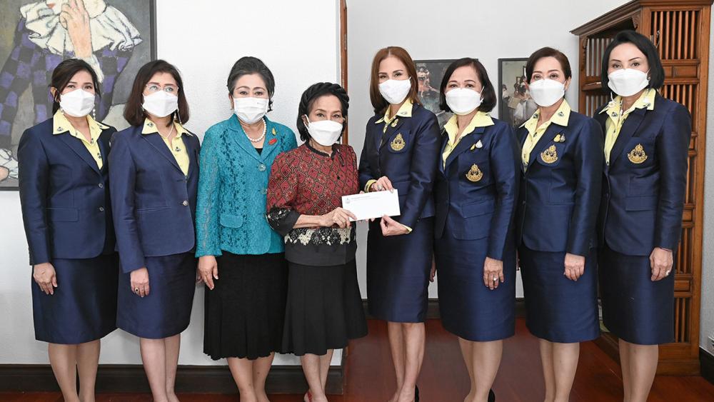 บริจาค ดร.ปาริสา อิศรเสนา กนกนาก ประธานชมรมคู่สมรสตุลาการศาลยุติธรรม มอบเงินบริจาคให้ คุณหญิงตรึงใจ อิฐรัตน์ เพื่อสมทบทุนช่วยคนพิการมูลนิธิสิริวัฒนา เชสเชียร์ โดยมี เพ็ญวดี เพียรอนุกูล และ นภาพร วรรณแสง มาร่วมมอบด้วย ที่อาคารอัลม่า ลิงค์ วันก่อน.