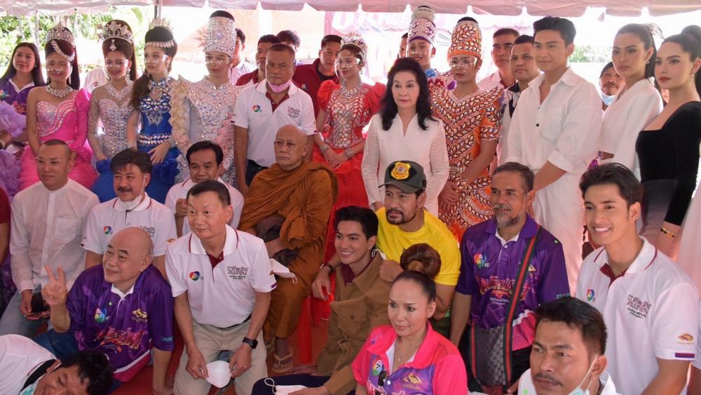 เอาฤกษ์เอาชัย - พรพิมล มั่นฤทัย ประธานบริษัท โคลีเซี่ยม อินเตอร์กรุ๊ป จำกัด นำทีมบวงสรวงเปิดกล้องละครแอ็กชัน 2 เรื่อง 2 สไตล์ “ชาติพยัคฆ์ คมนักเลง” และ “พยัคฆ์ยี่เก” โดยมี หัสวีร์ ภัคพงษ์ไพศาล, ฮาน่า ลีวิส, วิชญพงศ์ เอี่ยมสะอาด, ญาณิศา ธีราธร ฯลฯ มาร่วมพิธี ที่หมู่บ้านสวนแหลมทอง 2 ย่านพัฒนาการ วันก่อน.