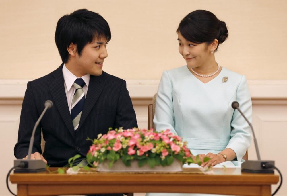 เจ้าหญิงมาโกะ และนายเคอิ โคมุโระ แถลงข่าวประกาศการหมั้น ที่พระตำหนักอากาซากะ ในกรุงโตเกียว เมื่อ 3 ก.ย. 2560