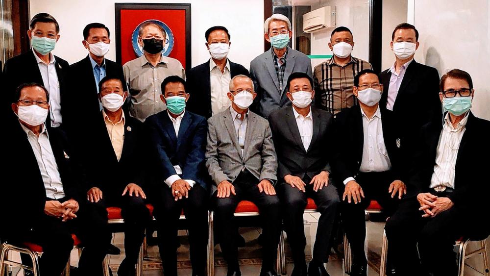 ชื่นมื่น กิตติพงษ์ เตรัตนชัย จัดงานเลี้ยงให้ วงศ์สกุล กิตติพรหมวงศ์ อัยการสูงสุด ครบเกษียณอายุราชการ, ชาตรี สุวรรณิน และ สนทรรศ สิงหพัศ ได้เป็นอัยการอาวุโส โดยมี ชีพ จุลมนต์, ประจักษ์ ตั้งคารวคุณ และ ไพรัช วรปาณิ มาร่วมงานด้วย ที่ภัตตาคารปิงหูฉลาม วันก่อน.