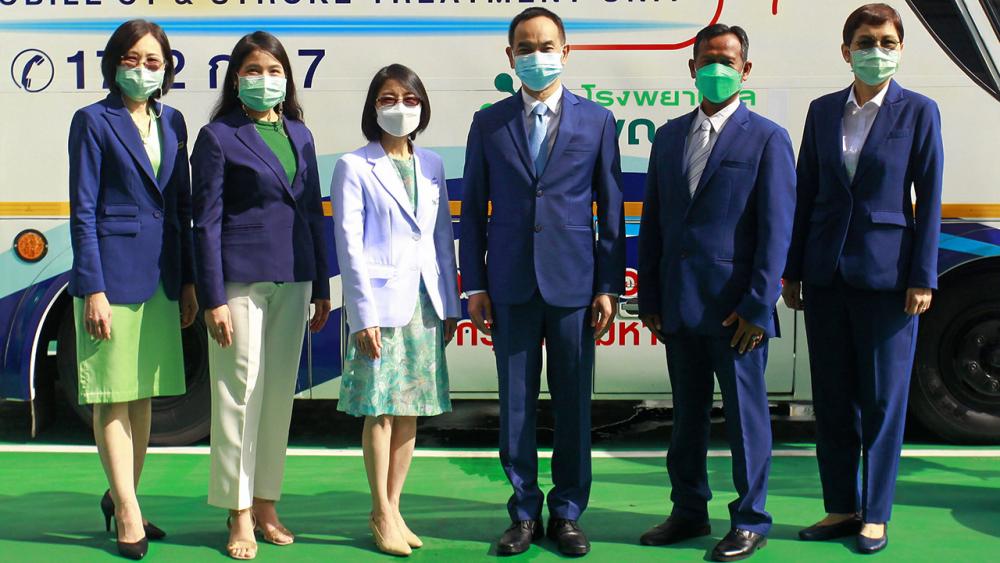 รถฉุกเฉิน นพ.ยงยุทธ มัยลาภ เปิดตัว Mobile Stroke Unit รถพยาบาลฉุกเฉินสำหรับผู้ป่วยโรคหลอดเลือดสมองเฉียบพลันเพื่อให้ได้รับการรักษาอย่างรวดเร็วมีประสิทธิภาพ โดยมี พญ.พรนภา แซ่ตั้ง และ ศิริเพ็ญ ปานพรหม มาร่วมงานด้วย ที่ รพ.พญาไท นวมินทร์ วันก่อน.