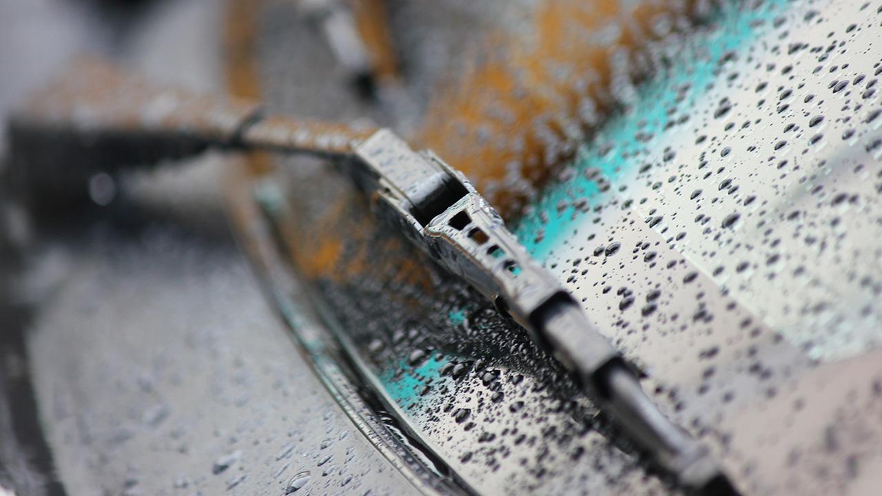 .ดูแลที่ปัดน้ำฝนรถยนต์ รีดน้ำฝนให้กระจกใสปิ๊ง ขับขี่ปลอดภัยช่วงฝนตกหนัก.