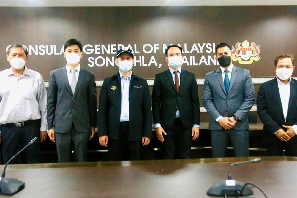 ดร.สิทธิพงษ์ สิทธิภัทรประภา คณะทำงาน “ด่านนอก แซนด์บ็อกซ์ ” นำทีมเข้าพบกงสุลใหญ่ประเทศมาเลเซียประจำจังหวัดสงขลา หารือเรื่องการเปิดด่านสะเดา.