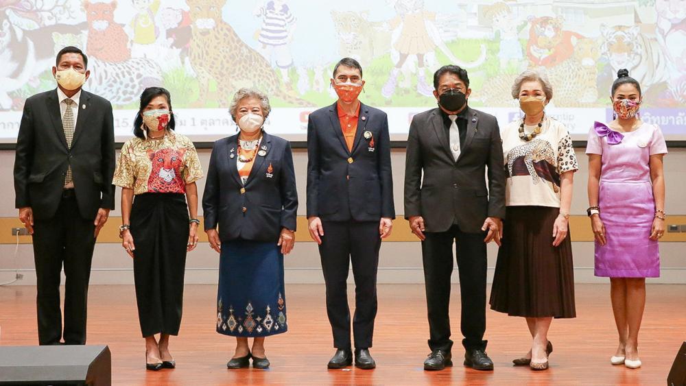 น่าดู ศ.นพ.นิธิ มหานนท์, ศ.ปรีชา เถาทอง, นารีลักษณ์ วิมุกตานนท์, ศ.พญ.จิรพร เหล่าธรรมทัศน์ และ สุพัตรา จิราธิวัฒน์ มาร่วมงานเปิดตัวภาพยนตร์การ์ตูนแอนิเมชันเฉลิมพระเกียรติ ชุด “นครป่าหลากลาย หลายชีวิต” ที่หอศิลป์พิมานทิพย์ อ.ปากช่อง จ.นครราชสีมา วันก่อน.
