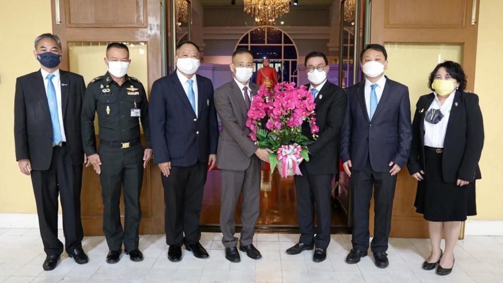 ดีใจด้วย ดร.ณัฐกิตติ์ ตั้งพูลสินธนา นำคณะ วปอ.62 มอบดอกไม้แสดงความยินดีแก่ พล.ท.วสุ เจียมสุข ในโอกาสเข้ารับตำแหน่ง ผบ.หน่วยบัญชาการรักษาดินแดน โดยมี แสนผิน สุขี, ศิโรตม์ ดวงรัตน์, มนตรี จงวิเศษ และ วายุรี อรุณเนตร มาร่วมปลื้มด้วย ที่หน่วยบัญชาการรักษาดินแดน วันก่อน.