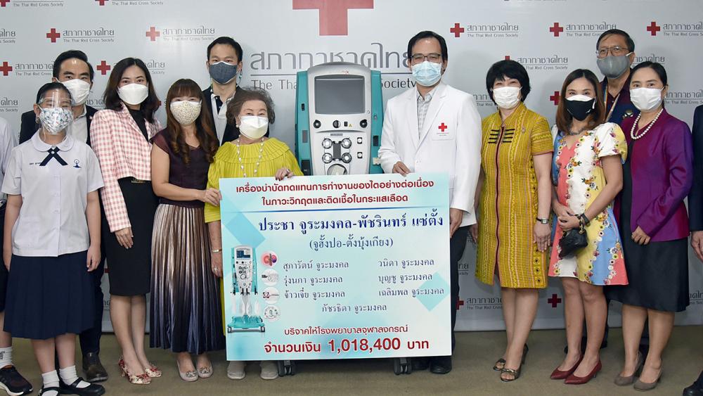 อุปกรณ์แพทย์ นพ.เพชร อลิสานันท์ ผู้ช่วย ผอ.รพ.จุฬาลงกรณ์ รับมอบเครื่องบำบัดทดแทนการทำงานของไตในภาวะวิกฤติและติดเชื้อในกระแสเลือด มูลค่า 1,018,400 บาท จาก ประชา จูระมงคล และ พัชรินทร์ แซ่ตั้ง เพื่อนำไปใช้ดูแลรักษาผู้ป่วยโควิด ที่สภากาชาดไทย วันก่อน.