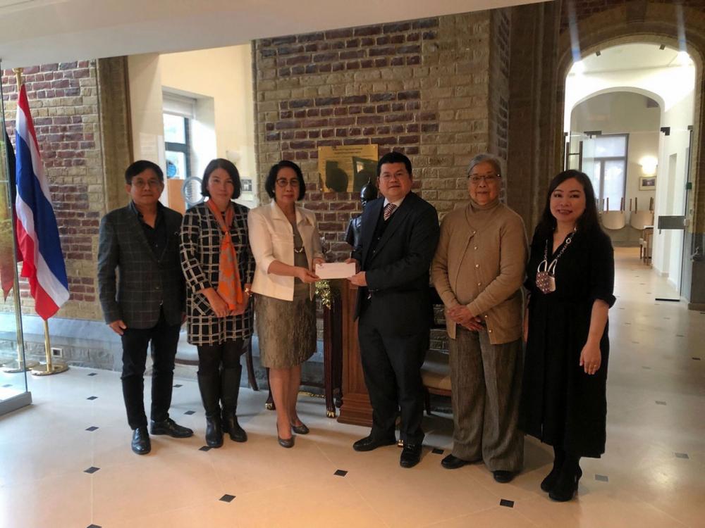 สนับสนุน เสข วรรณเมธี ออท. ณ กรุงบรัสเซลส์ เบลเยียม มอบเงินสนับสนุนกิจกรรมสมาคมเพื่อนไทยในเบลเยียม มี สุพรรณี บุญถูก ประธานสมาคม และ บุญธง ก่อมงคลกูล ที่ปรึกษากิตติมศักดิ์ รับมอบ ที่สถานทูต.