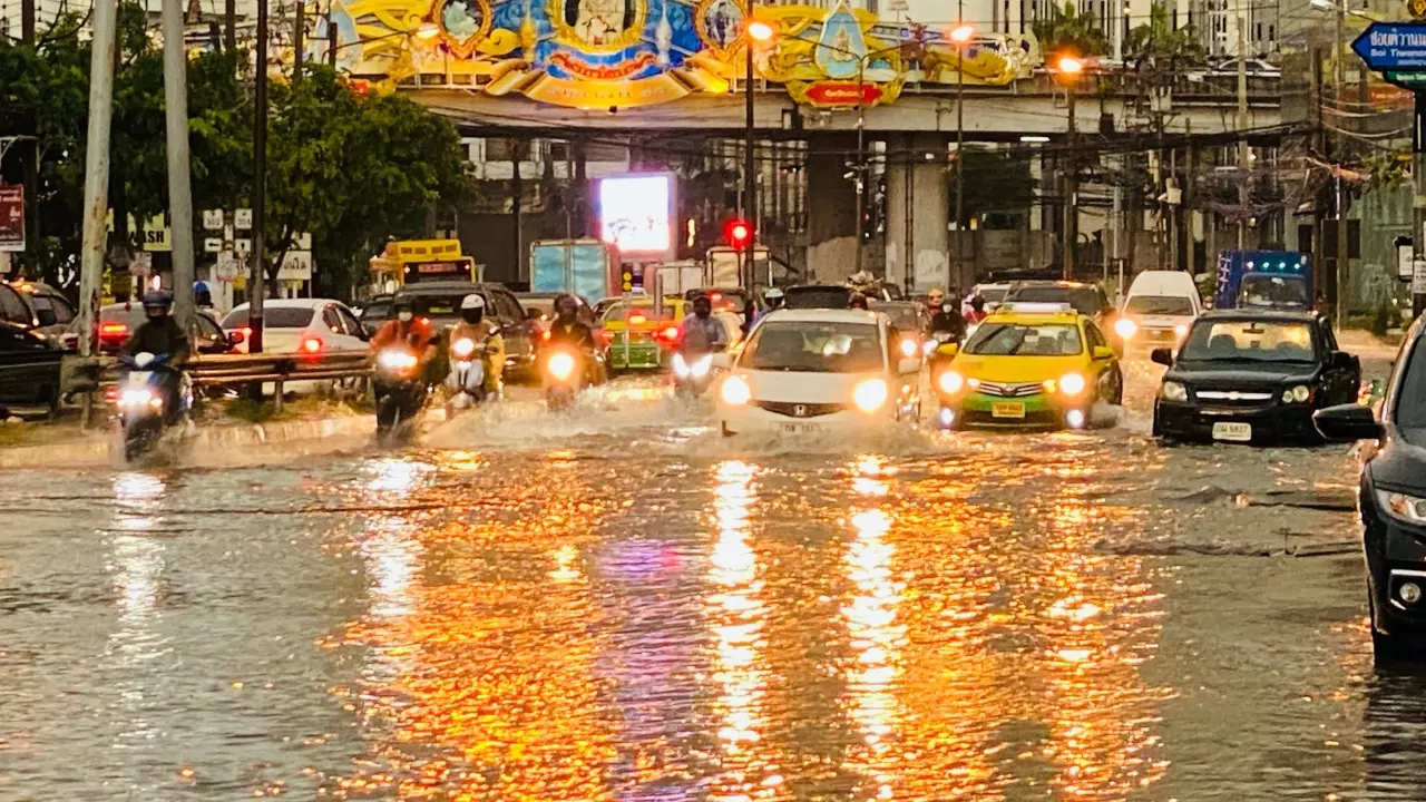 ฝนถล่ม 2 ชั่วโมง ท่วมถนนงามวงศ์วาน แยกแครายรถติดยาว 
