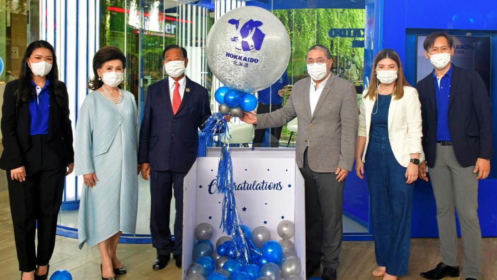 นมฮอกไกโด ประจักษ์–ละออ ตั้งคารวคุณ เปิดร้านแฟรนไชส์ “นมฮอกไกได” สไตล์ญี่ปุ่นพร้อมเมนูเครื่องดื่มใหม่ โดยมี อิศเรศ จิราธิวัฒน์, พิณรัตน์ กิติเวชกุล, ธนากร วัฒนวิจารณ์ และ กัญญ์วรา กิรติเสวี มาร่วมงานด้วย ที่เซ็นทรัลเฟสติวัล อีสต์วิลล์ เมื่อวันก่อน.