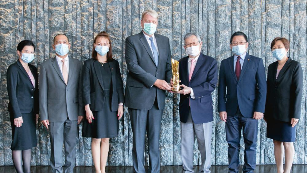 ยอดเยี่ยม สุทธิเกียรติ จิราธิวัฒน์ มาแสดงความยินดีแก่ โรเบิร์ต เมาเรอร์ เลิฟเลอร์ ในโอกาสโรงแรมเซ็นทาราแกรนด์ เซ็นทรัลเวิลด์ ได้รับโล่รางวัลยอดเยี่ยม ประเภทที่พักนักท่องเที่ยว สาขาโลเคชั่น โฮเทล จากอุตสาหกรรมท่องเที่ยวไทย ที่โรงแรมเซ็นทาราแกรนด์ เซ็นทรัลเวิลด์ วันก่อน.