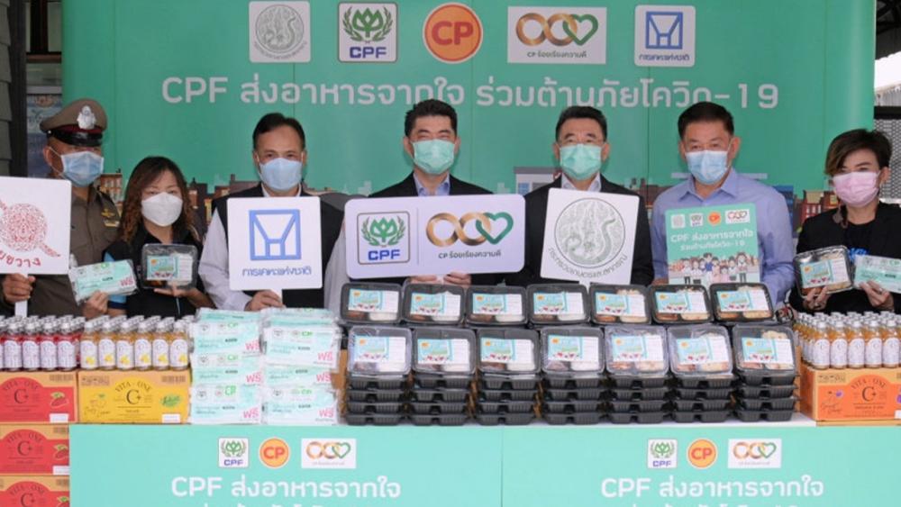 ช่วยชุมชน ประสิทธิ์ บุญดวงประเสริฐ มอบข้าวกล่องอุ่นร้อนพร้อมรับประทาน เครื่องดื่มวิตามิน และหน้ากากอนามัยซีพี ในโครงการ “CPF ส่งอาหารจากใจร่วมต้านภัยโควิด-19” โดยมี นวการ ขอนศรี ปธ.กก.สภาเคหะชุมชนห้วยขวาง เป็นผู้รับมอบ ที่ สนง.เคหะนครหลวง ห้วยขวาง วันก่อน.