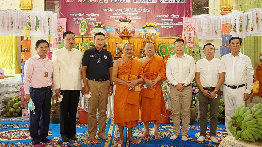 ทอดกฐิน ธรรมรัตน์ การย์สิริเลิศ ประธานบริษัท ไฮบริด เอ็นเนอร์จี จัดพิธีทอดกฐินสามัคคีประจำปี 2564 โดยมี พล.ต.อ.นเรศ นันทโชติ, จิราภัค หงส์หาญ, พิสิษฐ์ หงส์หาญ และ สุนิธิ ศรีสุนทรพาณิชย์ มาร่วมในพิธีด้วย ที่วัดโป่ง อ.ด่านขุนทด จ.นครราชสีมา วันก่อน.
