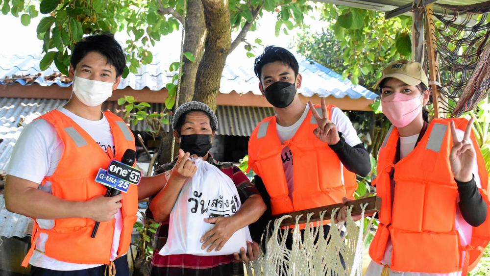 ห่วงใยบ้านเกิด - กัน-นภัทร และ ฮาย-ชุติมา เป็นตัวแทนจากโครงการ “วันสร้างสุข สู้ภัยน้ำท่วม” ลงพื้นที่พร้อมนำถุงยังชีพไปมอบให้พ่อแม่พี่น้องที่ได้รับความเดือดร้อนจากสถานการณ์น้ำท่วม โดยมี ชนิษา วิมลวัฒนา นายกเทศมนตรีเมืองสองพี่น้อง พร้อมทีมบริหาร คอยอำนวยความสะดวก ที่ จ.สุพรรณบุรี วันก่อน.