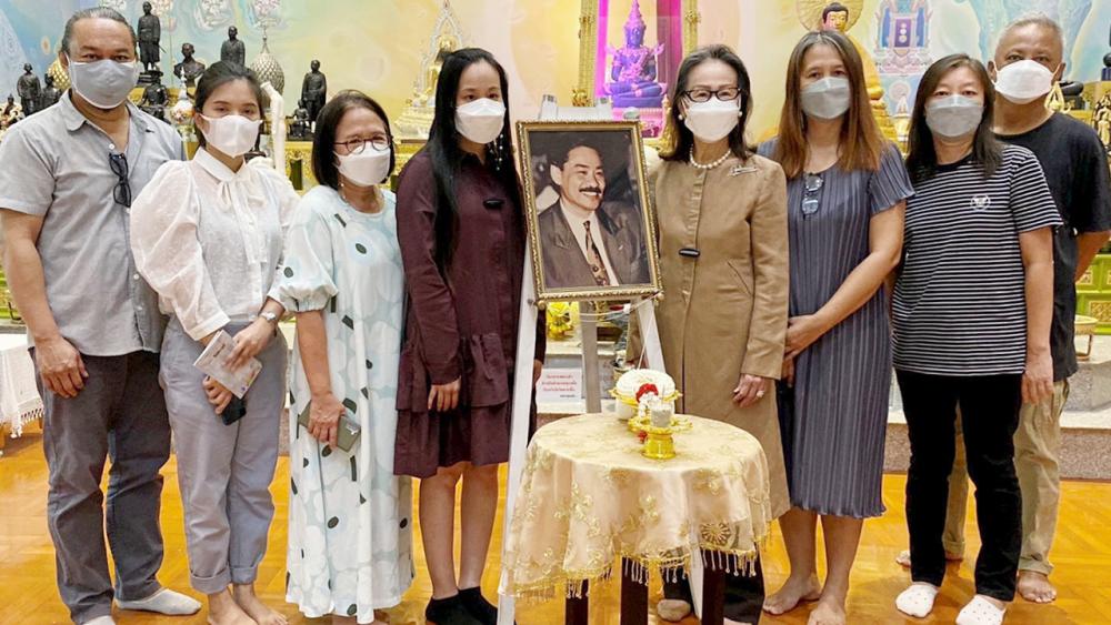 ทำบุญเลี้ยงพระ - อรุยา พุทธินันทน์ และ สิดารัศมิ์ พุทธินันทน์ จัดงานทำบุญเลี้ยงพระ อุทิศส่วนกุศลเพื่อระลึกถึงการจากไปครบรอบ 25 ปี ของ เต๋อ-เรวัต พุทธินันทน์ โดยมีครอบครัวมาร่วมงาน ณ ธรรมสถานเฉลิมพระเกียรติรัชกาลที่ 9 เมื่อวันก่อน.