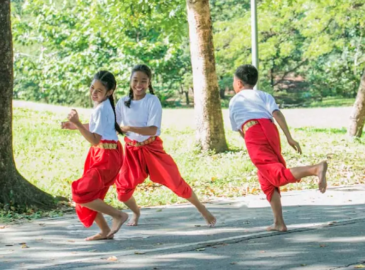 12 การละเล่นไทย มีอะไรบ้าง ที่เด็กๆ ควรรู้จัก