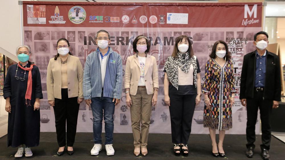 อย่าพลาด นิชาภา ยศวีร์ และ วรลักษณ์ ตุลาภรณ์ แถลงข่าวการจัดงาน Interkeramos Korat Clay Festival 2021 เทศกาลศิลปะงานปั้นดินและเซรามิก ในวันท่ี 22-26 ธ.ค. โดยมี รักติ ญวนกระโทก และ ชรินทร์ เปลี่ยนกระโทก มาร่วมงานด้วย ที่เดอะมอลล์ไลฟ์สโตร์ งามวงศ์งาน วันก่อน.