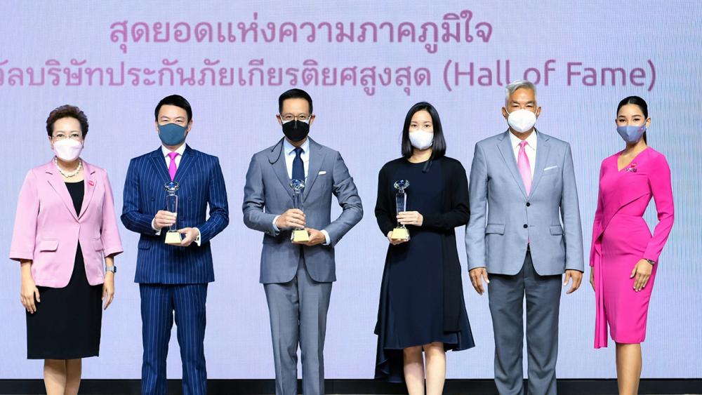 สุดยอด สาระ ล่ำซำ และ ดร.สุธี โมกขะเวส จาก บ.เมืองไทยประกันชีวิต ได้รับ 3 รางวัล บริษัทประกันภัยเกียรติยศสูงสุด จาก คปภ. โดยมี พิตราภรณ์ บุณยรัตพันธุ์, เผ่าทอง ทองเจือ และ ฤทัย สุทธิกุลพานิช มาร่วมงานด้วย ที่บริษัทเมืองไทยประกันชีวิต สำนักงานใหญ่ วันก่อน.