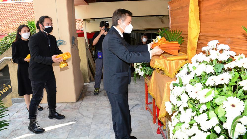 ปลายทางชีวิต สราวุธ วัชรพล เป็นประธานในพิธีฌาปนกิจศพ ธารา แซ่เบ๊ เจ้าของร้านฮงวัตถุโบราณ สามี เย็นจิตต์ แซ่เบ๊ และเป็นบิดาของ เกศรินทร์ แซ่เบ๊, เดชา แซ่เบ๊ และ ทองดี แซ่เบ๊ ท่ามกลางญาติมิตรผู้รู้จักคุ้นเคยมาร่วมในพิธีด้วย ที่วัดหัวลำโพง ถนนพระราม 4 วันก่อน.