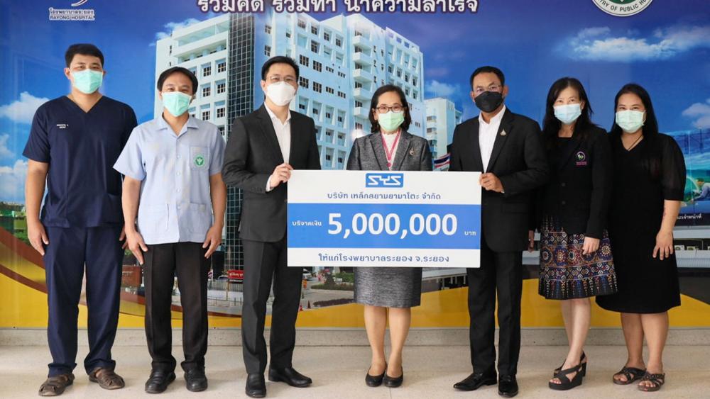 มอบเงิน เจษฎา ปลั่งมณี และ ดร.เภา บุญเยี่ยม จาก บ.เหล็กสยามยามาโตะ มอบเงินบริจาคจำนวน 5,000,000 บาท ให้ พญ.สมบัติ ชุติมานุกูล ผอ.รพ.ระยอง เพื่อสนับสนุนสร้างห้องทันตกรรมความดันลบ โดยมี นพ.สุกิจ บรรจงกิจ มาร่วมรับมอบด้วย ที่โรงพยาบาลระยอง วันก่อน.