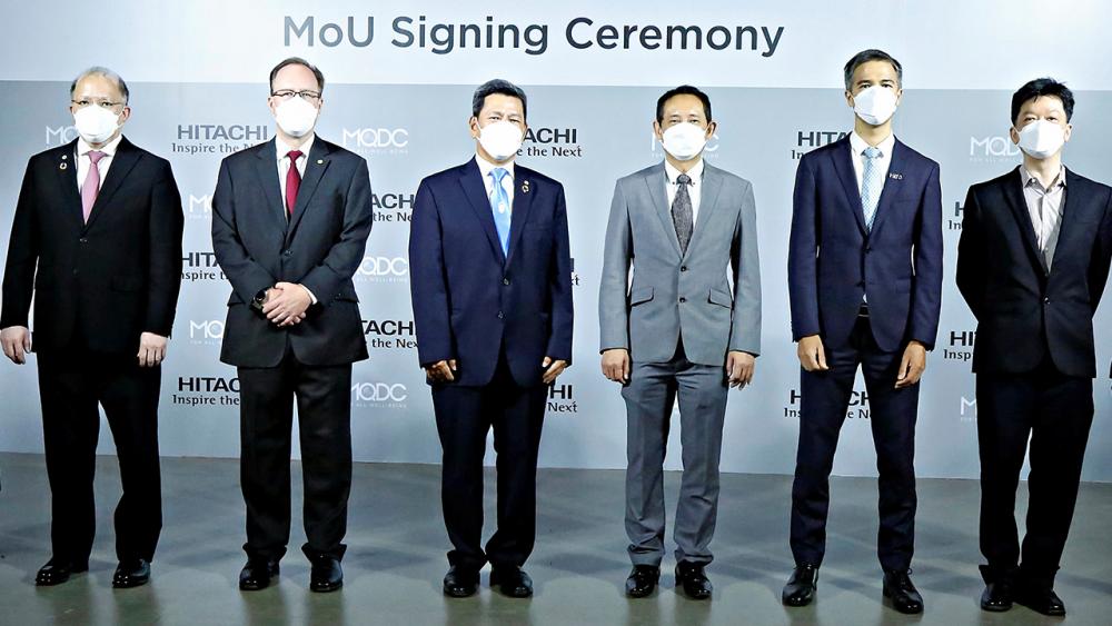 ร่วมพัฒนา สมศักดิ์ กาญจนาคาร ประธาน บ.ฮิตาชิ เอเชีย และ วิสิษฐ์ มาลัยศิริรัตน์ ประธาน บ.MQDC ลงนามความร่วมมือพัฒนาแผนแม่บทดิจิทัล Placemaking 5.0 โดยมี แวน แทง, คิบ ซาน เบ็ค และ กิตติคุณ โพธิวนากุล มาร่วมในพิธีด้วย ที่วิสซ์ดอม คลับ ทรูดิจิทัลพาร์ค วันก่อน.