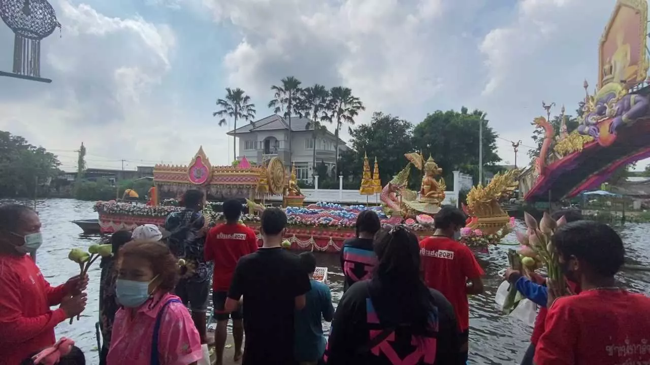 งานประเพณีโยนบัวบางพลีปี 64 ยังจัดอยู่แต่เงียบเหงา เข้มป้องกันโควิด-19 (คลิป)