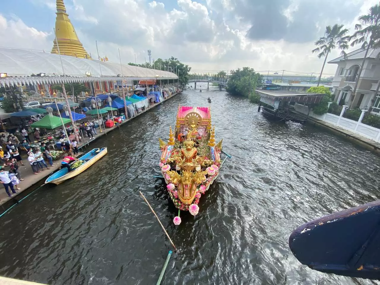 งานประเพณีโยนบัวบางพลีปี 64 ยังจัดอยู่แต่เงียบเหงา เข้มป้องกันโควิด-19 (คลิป)
