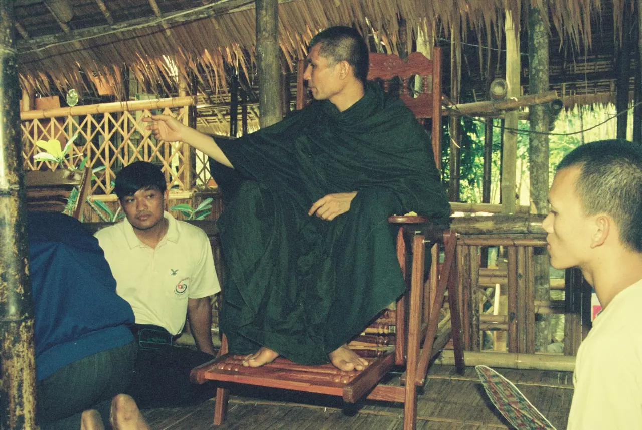 อดีตพระยันตระ โดนสึกเสพเมถุน ทำไมคนแห่ศรัทธากราบไหว้ ดั่งพระพุทธเจ้า