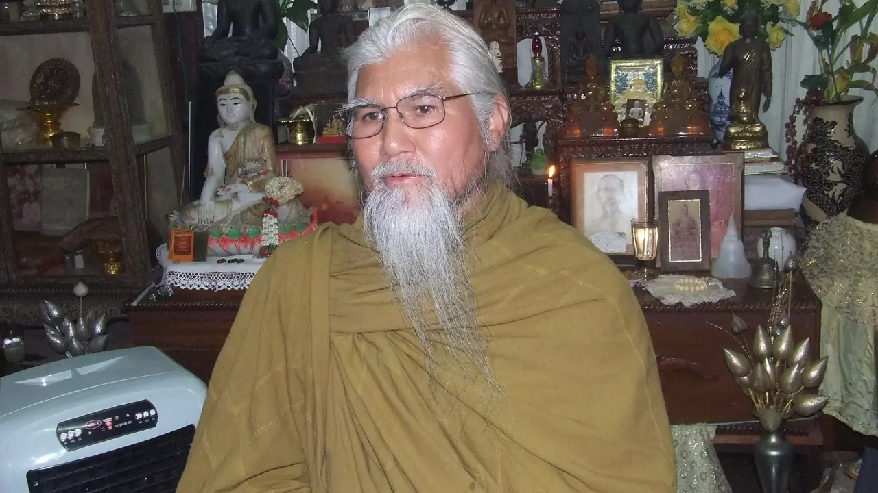 อดีตพระยันตระ โดนสึกเสพเมถุน ทำไมคนแห่ศรัทธากราบไหว้ ดั่งพระพุทธเจ้า