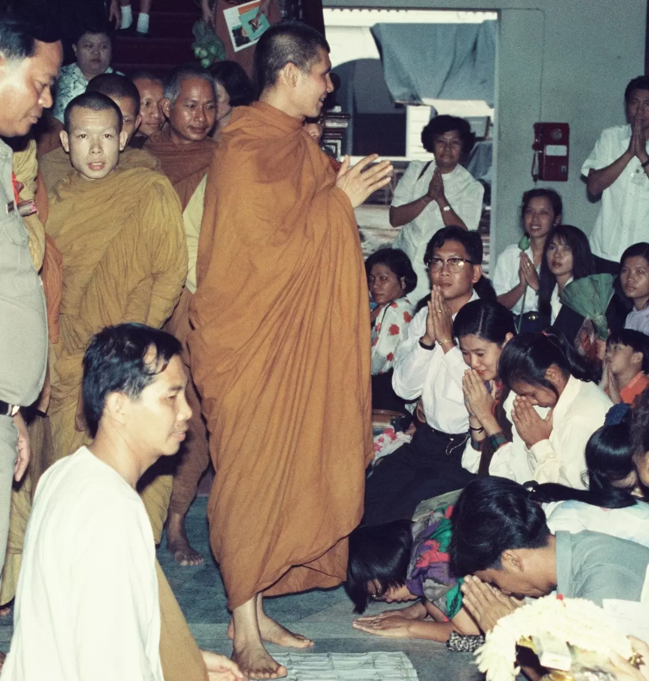 อดีตพระยันตระ โดนสึกเสพเมถุน ทำไมคนแห่ศรัทธากราบไหว้ ดั่งพระพุทธเจ้า