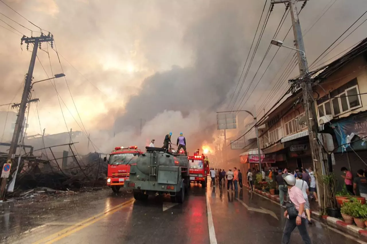 คืบหน้า ไฟไหม้ใหญ่กลางเมืองปราจีนฯ เผาวอด 30 หลังเสียหายกว่าร้อยล้านบาท