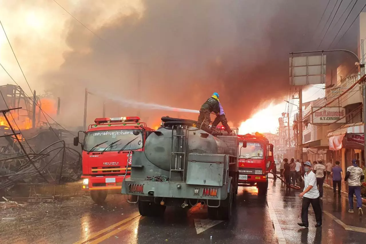 คืบหน้า ไฟไหม้ใหญ่กลางเมืองปราจีนฯ เผาวอด 30 หลังเสียหายกว่าร้อยล้านบาท