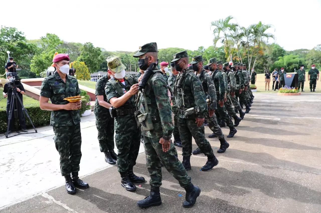 ผบ.ทบ. ติดเครื่องหมาย "เสือคาบดาบ" ให้ 223 นายร้อย จบหลักสูตรจู่โจม