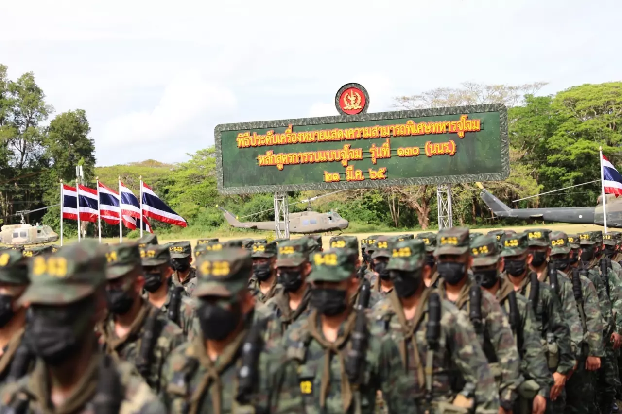 ผบ.ทบ. ติดเครื่องหมาย "เสือคาบดาบ" ให้ 223 นายร้อย จบหลักสูตรจู่โจม