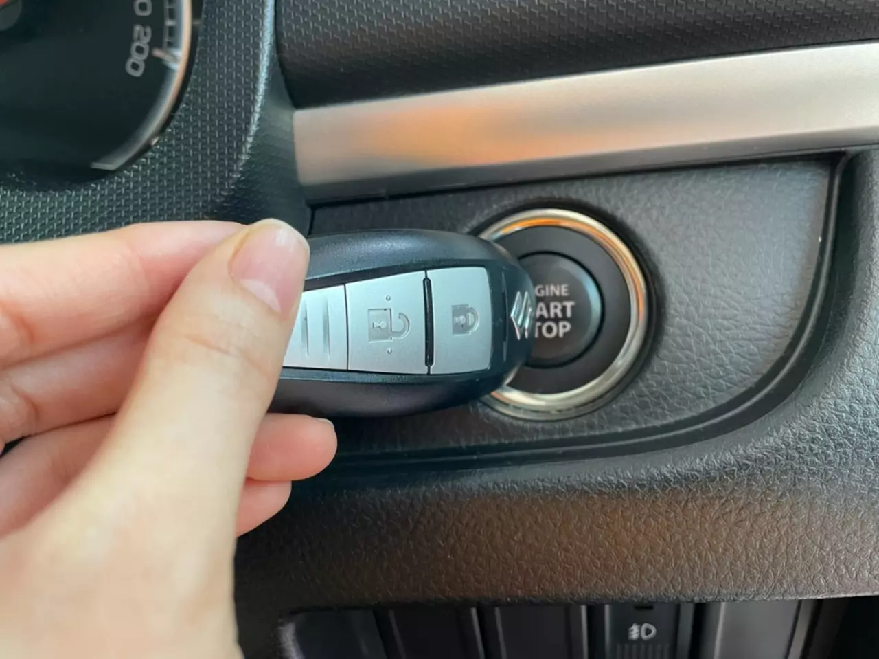 รีโมต Push Start แบตฯ หมด สตาร์ตรถยังไง เผลอกดปุ่ม Push Start ตอนรถวิ่ง รถดับไหม?