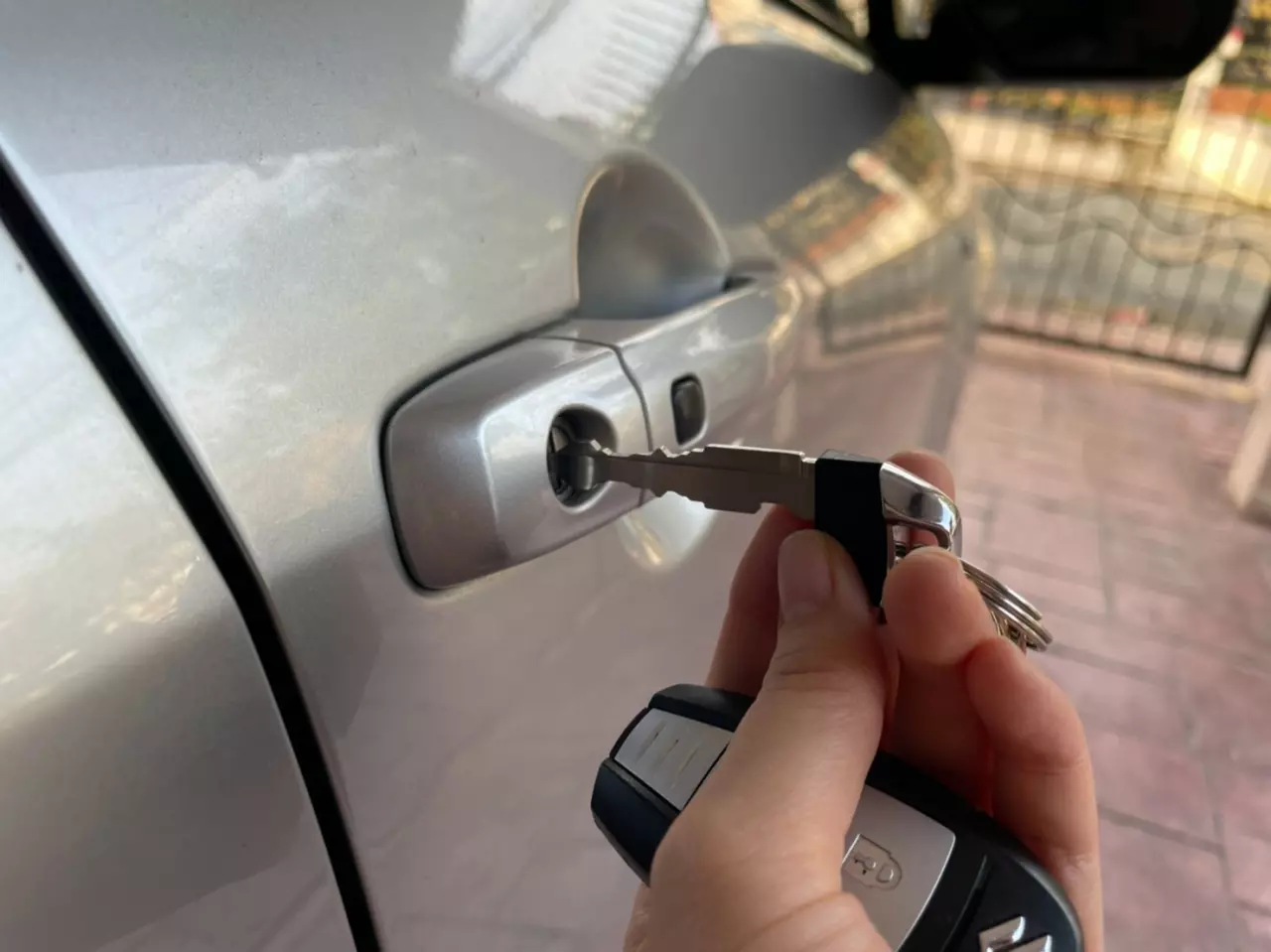 รีโมต Push Start แบตฯ หมด สตาร์ตรถยังไง เผลอกดปุ่ม Push Start ตอนรถวิ่ง รถดับไหม?