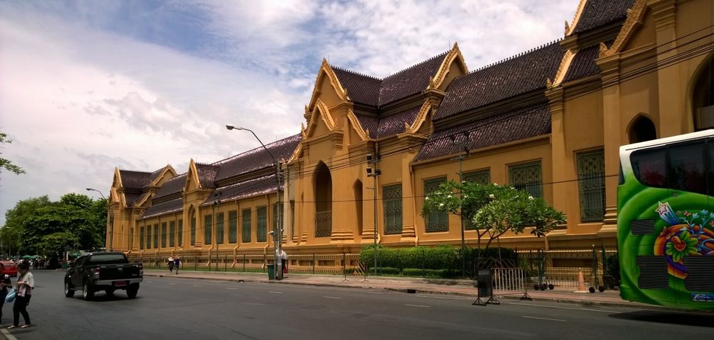 อาคารนิทรรศการเฉลิมพระเกียรติพระบาทสมเด็จพรจุลจอมเกล้าเจ้าอยู่หัว (ตึกถาวรวัตถุ) ถนนหน้าพระธาตุ