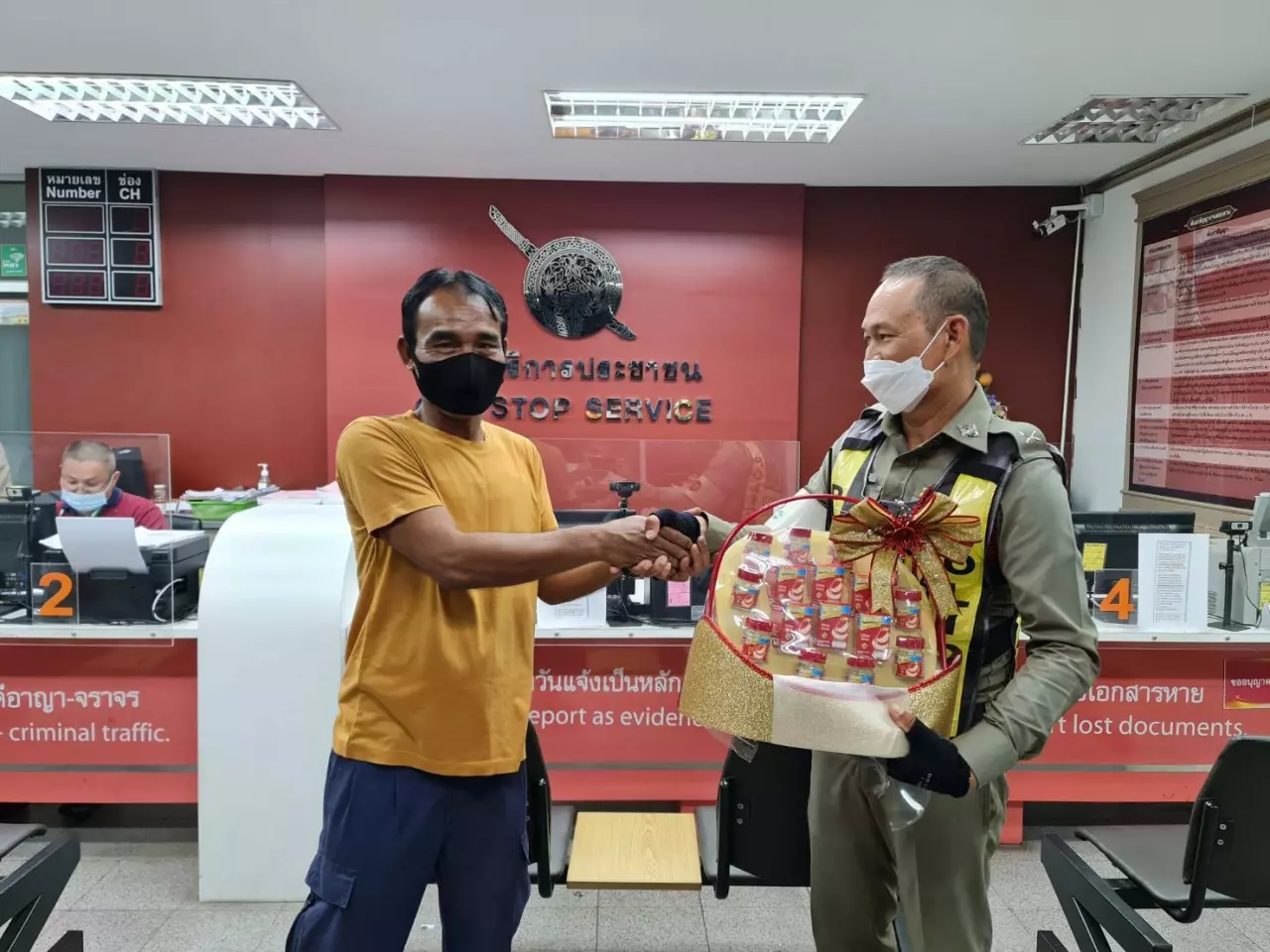 ดาบตำรวจโดดเกาะรถบรรทุกรับเกียรติบัตรและเงินรางวัล โชเฟอร์โดน 2 ข้อหา