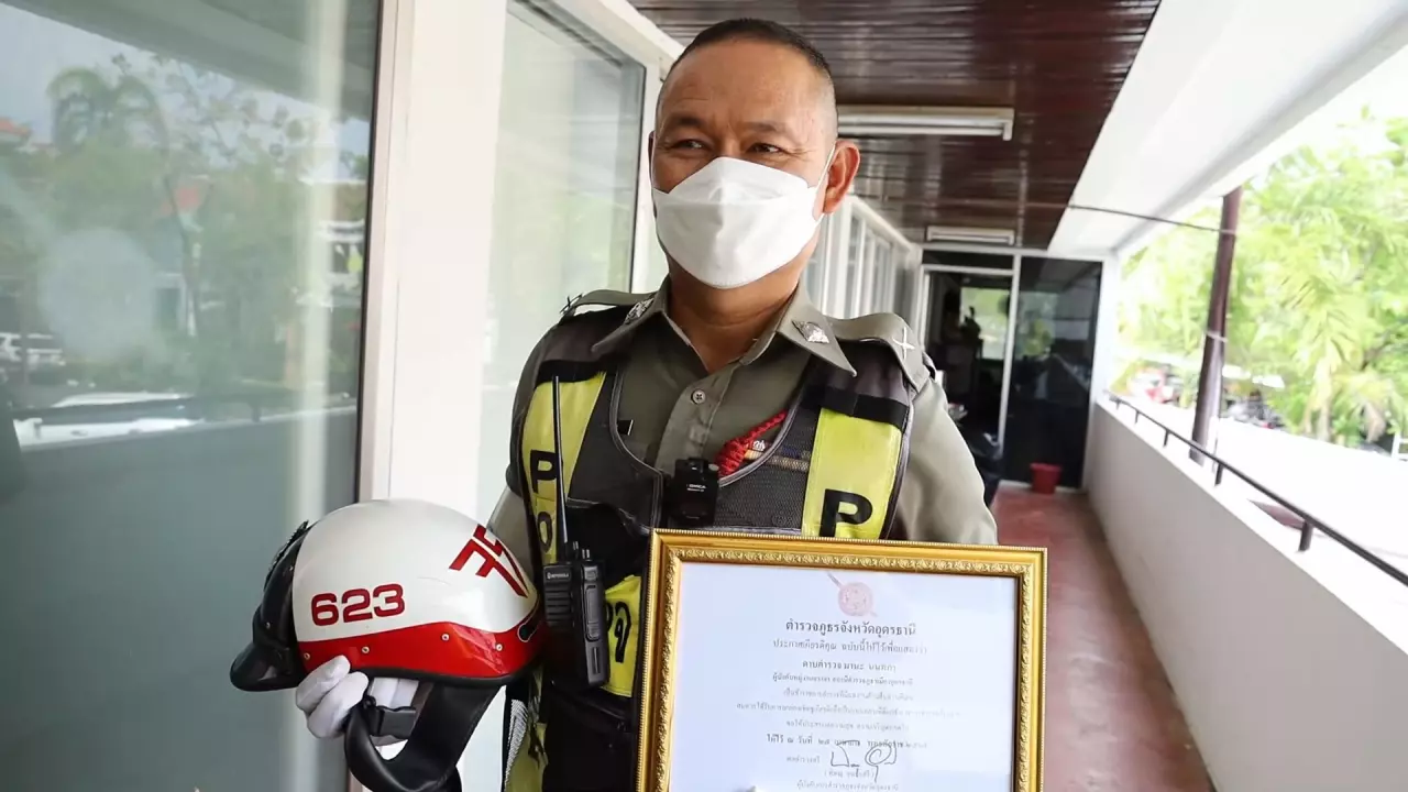 ดาบตำรวจโดดเกาะรถบรรทุกรับเกียรติบัตรและเงินรางวัล โชเฟอร์โดน 2 ข้อหา
