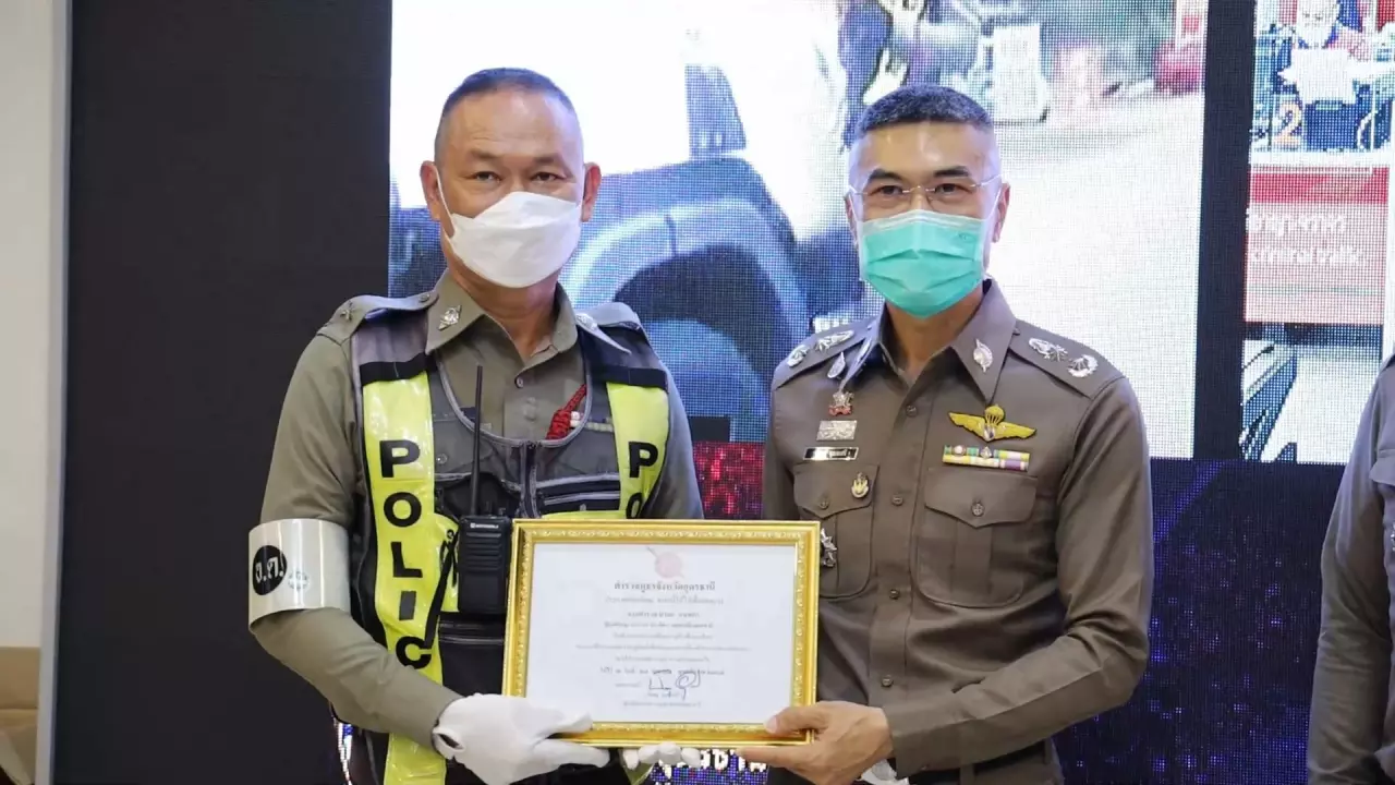 ดาบตำรวจโดดเกาะรถบรรทุกรับเกียรติบัตรและเงินรางวัล โชเฟอร์โดน 2 ข้อหา