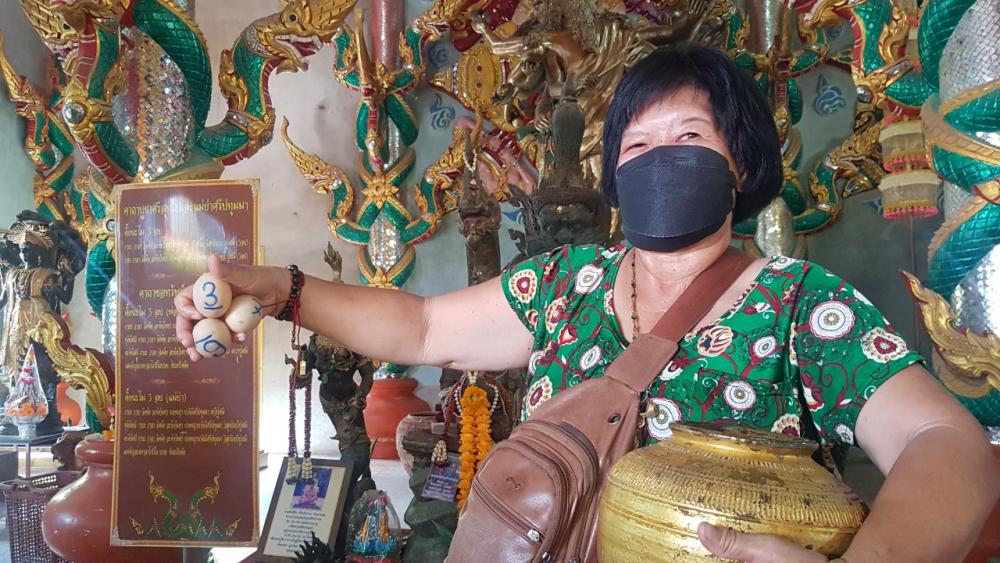 คอหวยแห่ขอโชค "พ่อปู่ศรีสุทโธ" ไม่พลาด "เลขเด็ดงวดนี้" ลุ้นรวย 2/5/65