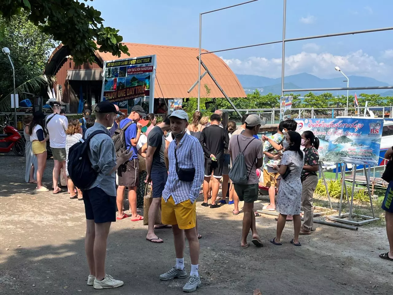 สงกรานต์ปี 65 เกาะสมุยไม่เหงา คนแห่เที่ยววันครอบครัว ทำบรรยากาศคึกคัก