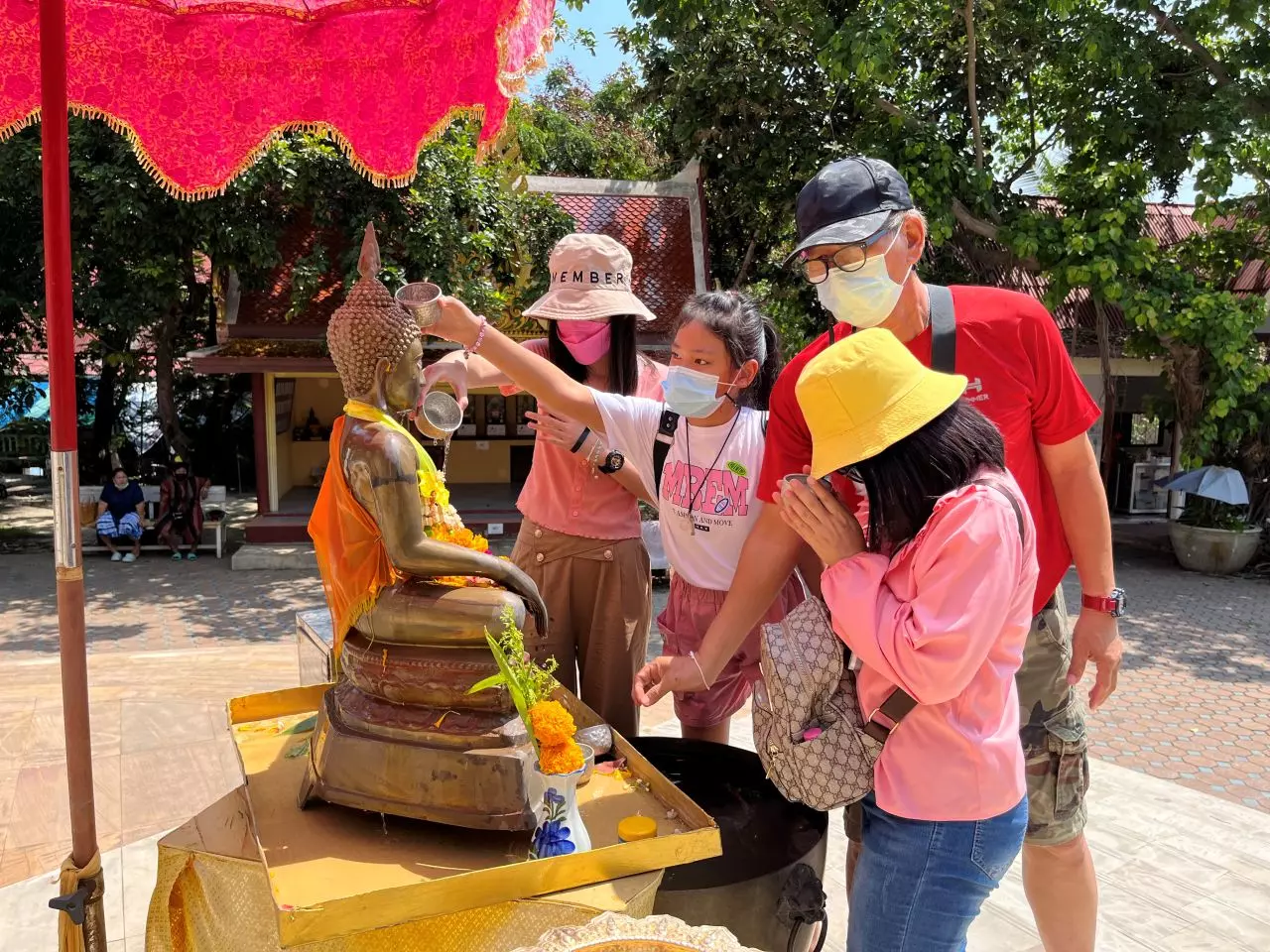 สงกรานต์ปี 65 เกาะสมุยไม่เหงา คนแห่เที่ยววันครอบครัว ทำบรรยากาศคึกคัก