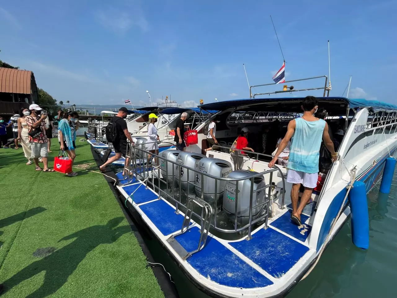 สงกรานต์ปี 65 เกาะสมุยไม่เหงา คนแห่เที่ยววันครอบครัว ทำบรรยากาศคึกคัก