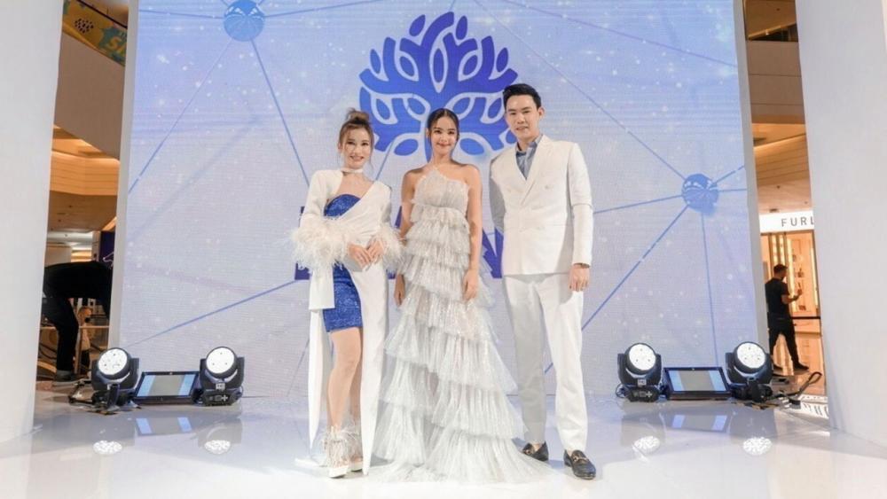 เปิดตัวพรีเซนเตอร์ สองซีอีโอ ศิริรัตน์ กิจพ่อค้า และ ไชยนุวัติ กิจพ่อค้า แห่งบริษัท มานา เนเจอร์ อินโนเวชั่น จํากัด จัดงานเปิดตัว “MANA Pro-Collagen Premium Launch” และเปิดตัวพรีเซนเตอร์ “ญาญ่า–อุรัสยา เสปอร์บันด์” ร่วมพูดคุยแชร์เคล็ดลับความสวย ณ แฟชั่น ฮอลล์ ชั้น 1 สยามพารากอน.