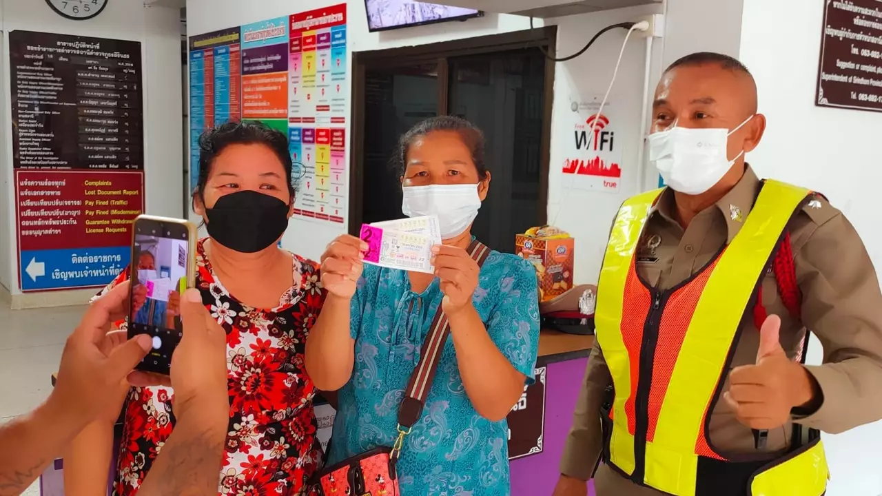 ถูกหวย 12 ล้านบาท สาวใหญ่เมืองอุบลฯ เกือบเป็นลมหงายหลัง ชอบเลข 19-91
