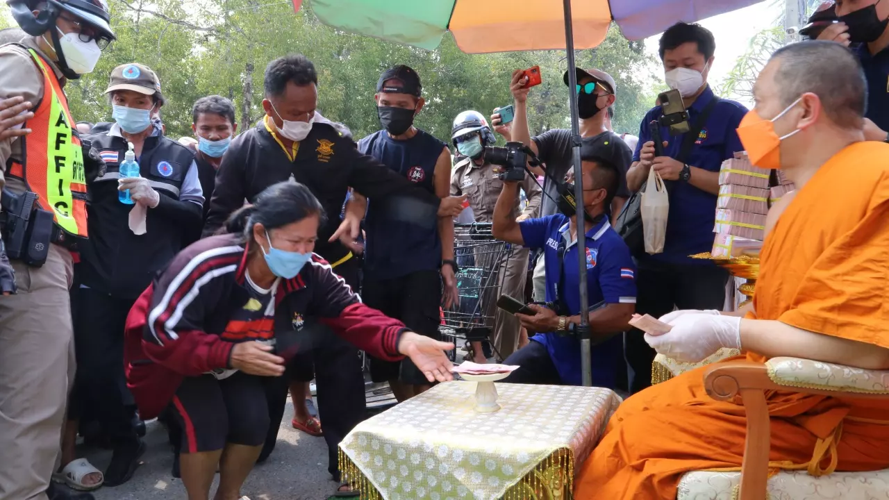พระครูไก่ ถูกหวย 18 ล้าน เชื่อเป็นทรัพย์เทวดา นำเงินถวายวัด-แจกทานเกลี้ยง
